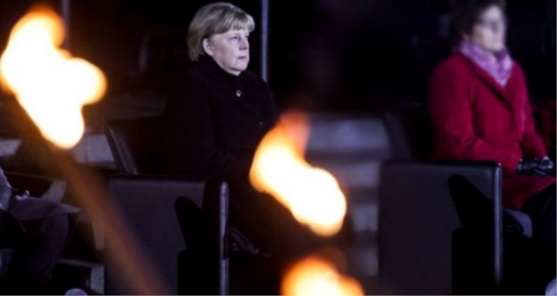 Angela Merkel, Şaşalı Törenle Görevine Veda Etti