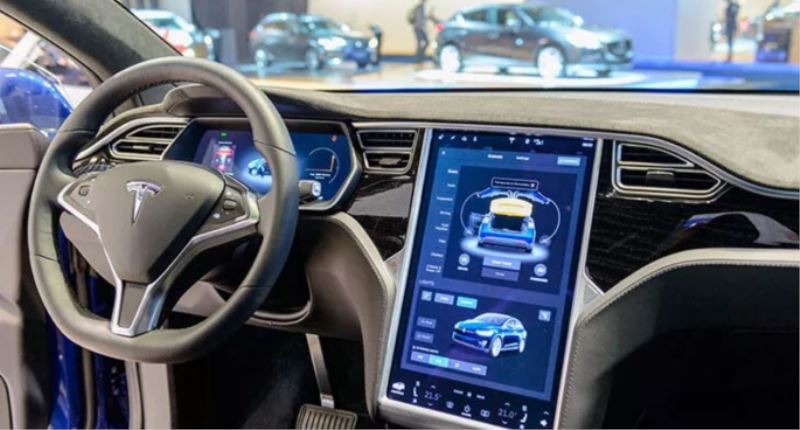 Tesla Otomobil Polisten Kaçtı